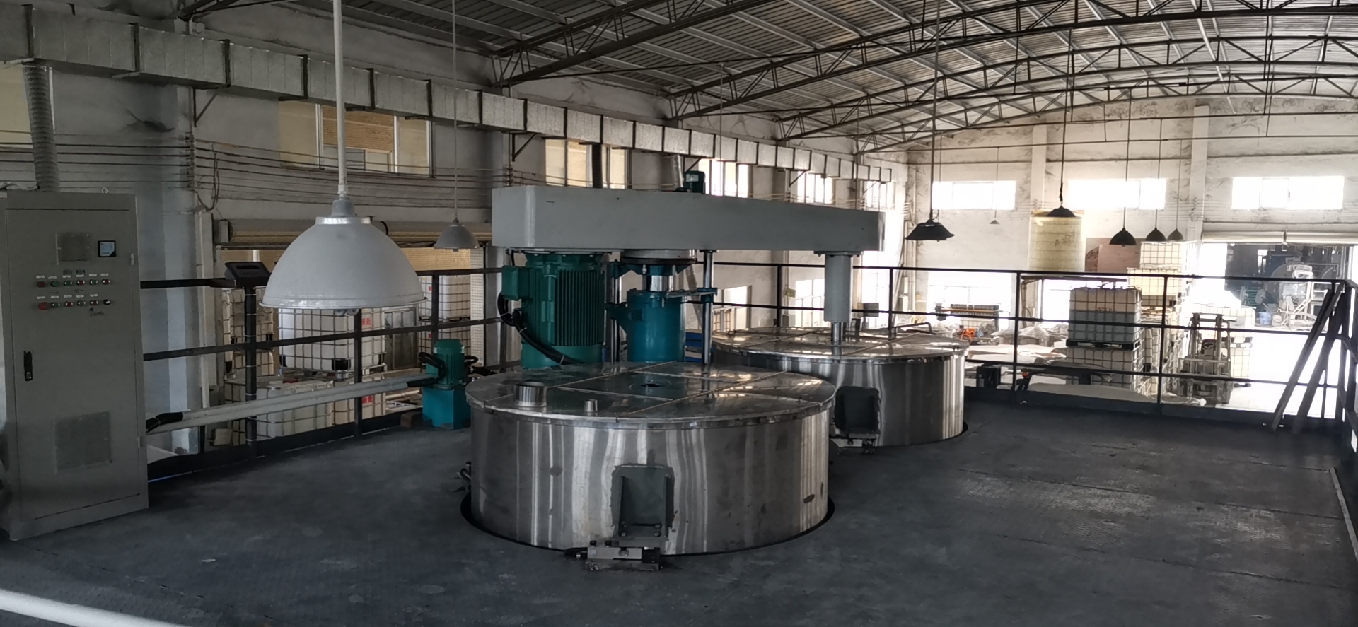 可用于一機(jī)兩缸的分散機(jī)(帶平臺(tái))(圖2)