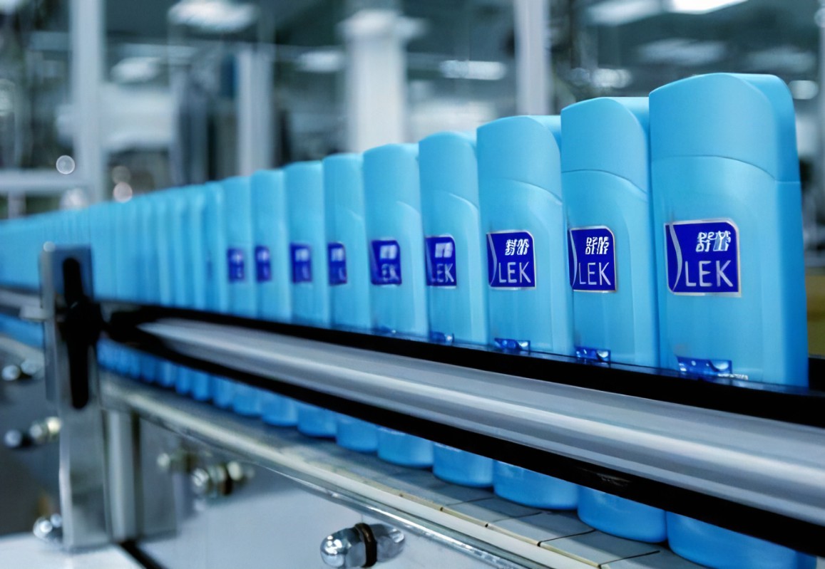 洗發(fā)水，又名香波、洗發(fā)露，是應(yīng)用最為廣泛的洗發(fā)用品，也是最常用的發(fā)用化妝品之一。 [1]用于洗凈附著在頭皮和頭發(fā)上的人體分泌的油脂，汗垢，頭皮上脫落的細(xì)胞以及外來(lái)的灰塵、微生物、定型產(chǎn)品的殘留物和不良