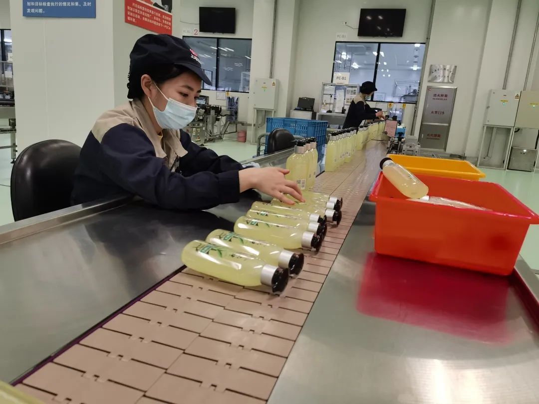 沐浴露又稱(chēng)沐浴液、沐浴乳，是沐浴時(shí)使用的一種液體清潔劑，通常裝在泵式容器中，只需要通過(guò)下壓即可使用。 相比傳統(tǒng)的固體皂，具有不接觸手、非常干凈等的優(yōu)點(diǎn)