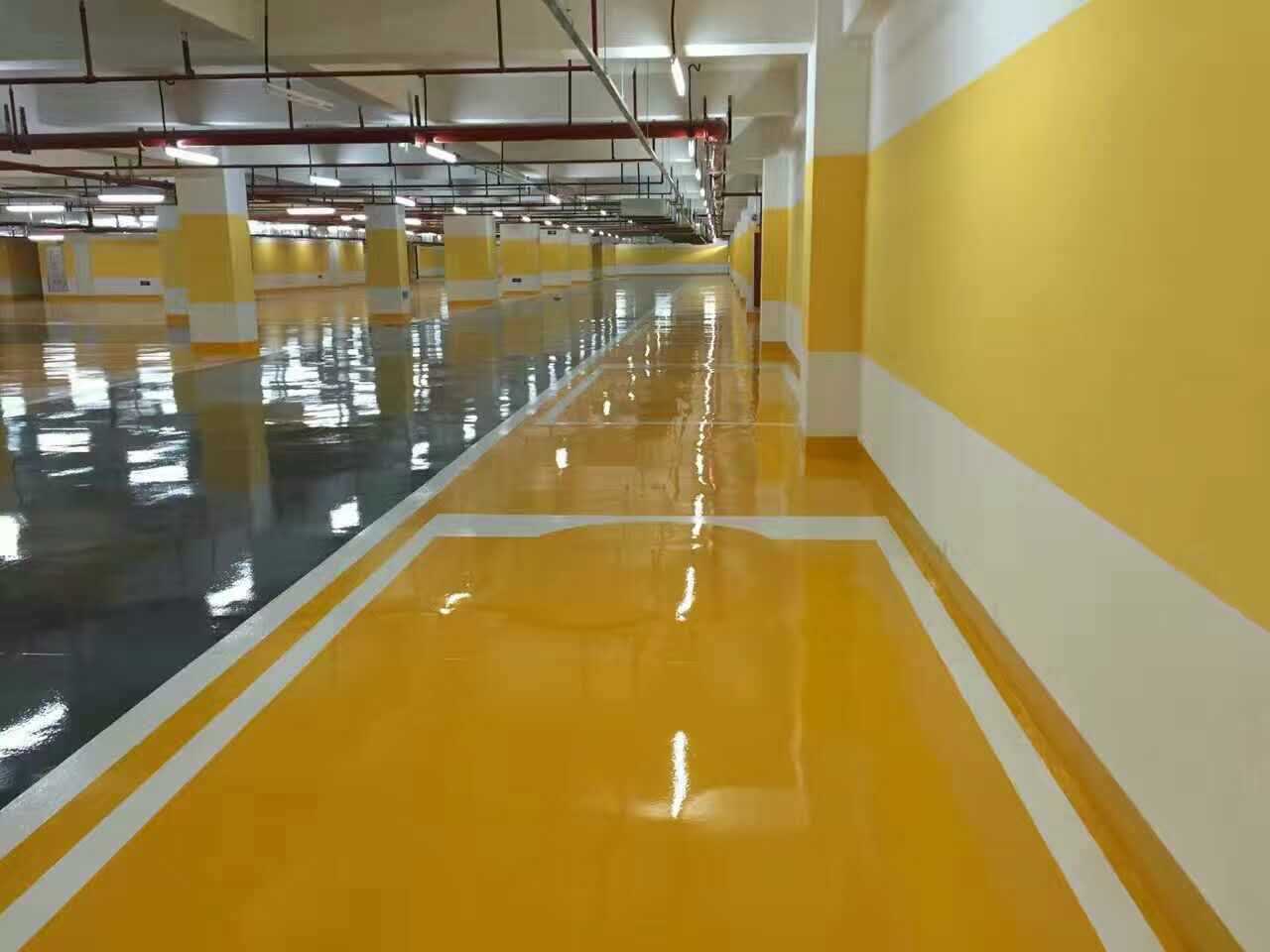 環(huán)氧樹(shù)脂地坪漆有耐磨、耐腐蝕、耐油污、耐重壓、表面光潔的特點(diǎn)。